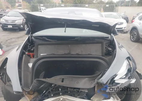 2023 Tesla Model Y Awd/Long Range Dual Motor All-Wheel Drive z USA, uszkodzony, nr VIN 7SAYGDEE8PF853318